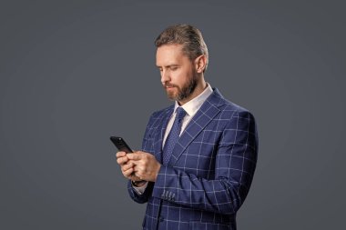 Sosyal ağ. Telefonu olan İspanyol bir iş adamı. Telefon kullanan bir iş adamı. Hatta kalın. Gri yolda insan telefonu görüşmesi izole edildi. İş adamı sohbeti. İş adamı mesajlaşması ve mesajı.