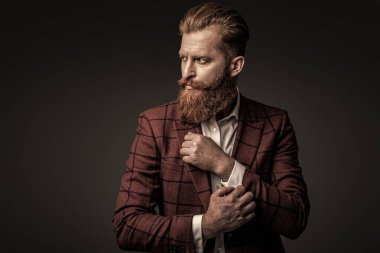 Resmi terzilik kıyafeti. Erkek giyim kuşamı. Bespoke takımı. Özel dikim erkek giysisi giymiş sakallı adam. Özel dikim kıyafet giyen bir iş adamı. Şık takım elbiseli bir iş adamı. Moda biçimi.