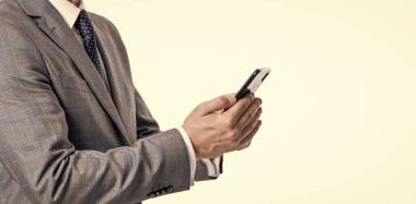 Blogda iş adamıyla mesajlaşıyorum. İletişim. Telefondaki mesajlaşan iş adamı beyazdan izole edilmiş. İş mesajlaşması. İnternet işi. Takım elbiseli bir iş adamı telefon kullanır. SMS görüşmesi.