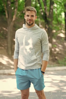 Spor giyim bölümünde genç bir adam. Formda ve aktif adam dışarıda çalışıyor. Sportif adam spor yapar. Erkekler için spor kıyafetleri. Aktif ve sağlıklı bir yaşam tarzı. Vücuduna uygun. Spor ve spor. Açık spor salonu..