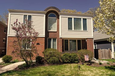 Mimarlık konsepti. İkamet mimarisi. Modern villa cephesi. yazlık köy. Mahalledeki bir banliyö kulübesinin dışında. mimari tasarım. Modern yazlık ev. kira evi.