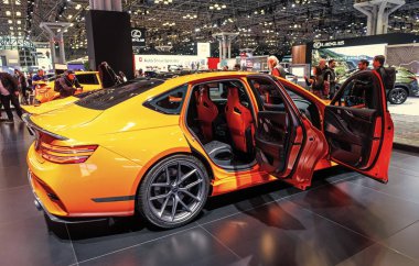 New York City, ABD - 27 Mart 2024: Genesis G80 Magma özel lüks spor araba açık kapıları New York Uluslararası Otomobil Fuarı, yan görüş.