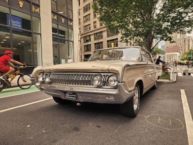 New York City, ABD - 17 Ağustos 2023: Mercury Montclair 1964 model araba caddeye park edilmiş, ön açı manzaralı.
