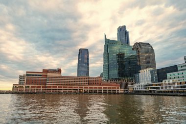 New York, Jersey City, ABD - 21 Aralık 2023: Hyatt Regency Jersey Şehri Hudson 'da gökdeleni ve gökdeleniyle birlikte. New York Şehri.