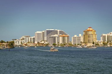 Fort Lauderdale, Florida, ABD - 25 Mart 2023 Fort Lauderdale konut mimarisi ve yatları ile lüks şehir manzarası.