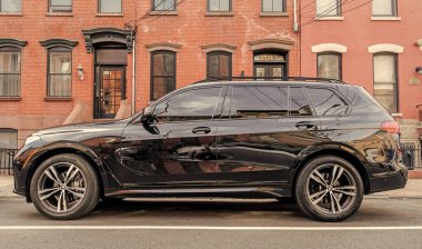 New York City, ABD - 1 Nisan 2024: BMW X7 lüks geçiş aracı açık havada, yan görüş.