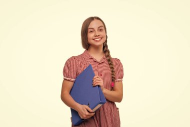Okula dönelim. 1 Eylül. Beyaz tenli genç bir öğrenci. Lise eğitimi. Bilgi ve eğitim. Eğitim projesinde öğrenci kız. Dosyada okul projesi olan genç kız.