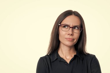 Başarılı iş kadını beyazlar içinde izole edilmiş. Hırslı şirket yöneticisi. İş kadınlarının liderliği. Gözlüklü iş kadını. Girişimci için başarılı bir iş. İş görüşü. Liderlik.