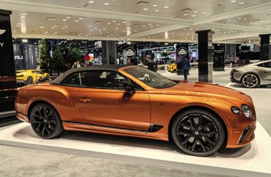 New York City, ABD - 27 Mart 2024: Bentley Continental GT lüks turuncu araba New York Uluslararası Otomobil Fuarı, yan görüş.