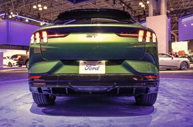 New York City, ABD - 27 Mart 2024 Ford Mustang Mach-E GT elektrikli otomobil New York Uluslararası Otomobil Fuarı, arka görüş.