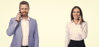 İş adamları konuşmak için telefon kullanıyor. Ofiste iş görüşmesi. İş görüşmesi çağrısı. İş arkadaşına telefon et. Telefonda konuşan iş adamları beyazlar üzerinde izole edilmiş. Boşluğu kopyala.