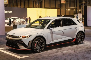 New York City, ABD - 27 Mart 2024: Hyundai IONIQ 5 N elektrikli araba New York Uluslararası Otomobil Fuarı, köşe görünümü.