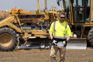 Ağır makinelerde işçi danışmanı. Sanayi işçisi. İnşaat mühendisi. Denetmen mühendis. İnşaat alanında çalışan bir işçi. İnşaatçı. İnşaat malzemeleri.