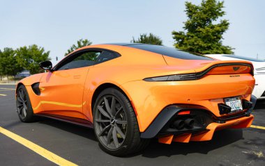 Chicago, Illinois, ABD - 08 Eylül 2024 Aston Martin Vantage coupe, köşe manzaralı. Aston Martin Vantage. Üstü açık Aston Martin Vantage turuncu araba