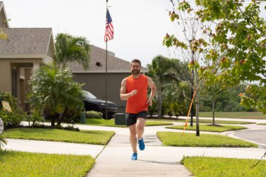 Koşu sırasında koşan bir koşucu. Spor formundaki koşucu. Koşu aktivitesi. Koşan adam mahalleye koştu. Koşan adam dışarıda koşma özgürlüğünün tadını çıkarıyor. Dayanıklılık.