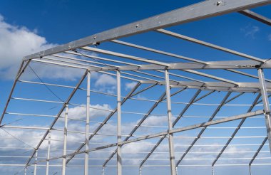 Framework inşaat mimarisi. Mimari detay. Bulutlu gökyüzünde metal yapı kurulumu. Metal yapı. Yapı tasarım mühendisliği. İnşaat alanında yapı mühendisliği.