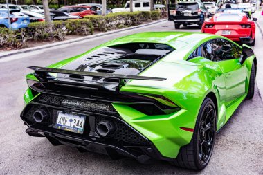 Miami Beach, Florida USA - 9 Haziran 2024 Lamborghini Huracan Tecnica Green Miami plajında. Lamborghini lüks bir İtalyan otomobil üreticisi.