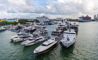 Miami, Florida, ABD - 4 Kasım 2024 Miami limanına yanaştı. Sakin marina suları. Yatı olan liman. Lauderdale marinası. Lüks yat kiralama. Miami limanı marinası. Yazın lüks yat gezisi..