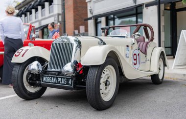 Chicago, Illinois - 29 Eylül 2024: klasik Morgan artı 4 beyaz renk. Klasik Morgan artı 4 numara sokağa park edilmiş. Köşeden bak. Retro Morgan artı Chicago 'da 4 Coupe