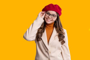 Sonbahar montlu kız sarıda soyutlanmış. Genç kız ceket giyiyor. Sonbahar moda kızı. Moda ve şık bir genç kız. Gençler için sonbahar moda tarzı. Sonbahar tarzının modaya uygun portresi. Sofistike cazibe.