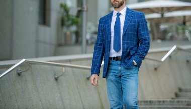 Takım elbiseli bir iş adamı. Olgun bir iş adamı. İşletme patronu. Wall Street başarısı. Başarılı bir iş. Girişimcinin başarısı. Ofis müdürü. Şehirde yürüyen bir iş adamı. Kırpılmış görünüm.