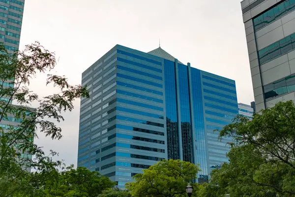 İş camlı bina. Mimari inşaat sektörü. Cam gökdelen. Şehir mimarisi. Ofis binasının mimarisi. Perspektif gökdeleni. Ticari mimari.