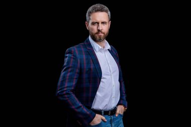 Başarılı bir iş adamı, siyahtan soyutlanmış. Kendine güvenen bir yönetici. İşletme. İş elbisesi. Resmi erkek giyim konsepti. Resmi giysili adam. Zarif takım elbiseli bir iş adamı. İş geliştirme.