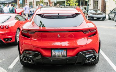 Chicago, Illinois - 29 Eylül 2024 Ferrari Purosangue kırmızı renk. Ferrari Purosangue SUV sokağa park etmiş. Arkadan bak. Şatoda lüks Ferrari Purosangue
