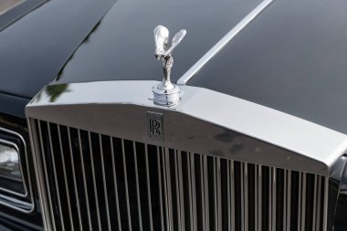 Chicago, Illinois, ABD - 08 Eylül 2024 Rolls Royce Silver Spirit aracı, köşe manzaralı. Retro klasik araba. Rolls Royce Silver Spur arabası. Rolls Royce Silver Spirit Chicago 'da