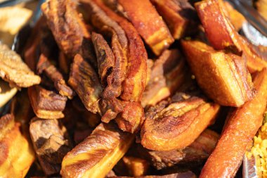 Kızarmış domuz eti dilimleri. Tütsülenmiş domuz eti. Barbekü ızgarası. Izgarada et. Yemek ve yemek. Sokak mangalı. Izgarada domuz ızgara et yemeği pişirmek. Arka bahçe barbeküsü.