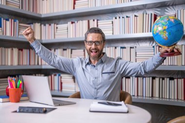 Öğretmenler günü. Sınıfta mutlu bir üniversite öğretmeni. Online özel ders. Okulda çevrimiçi sınıf. Okul sınıfında online eğitim. Öğretmenim sınıfta. çevrimiçi eğitim.