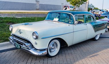 Park Ridge, Illinois, ABD - 22 Ağustos 2024: Oldsmobile 88 'in klasik arabası. Oldsmobile 88 açık havada. Otomobil fuarında park edilmiş Retro araba, köşe manzaralı. Oldsmobile 88 retro araba.