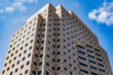 İş bölgesindeki ofis binası. Gökdelen mimarisi. İş gökdeleninde. Modern bina. Şehir merkezindeki gökdelen. Şehir merkezinde gökdelenli. Modern mimari.