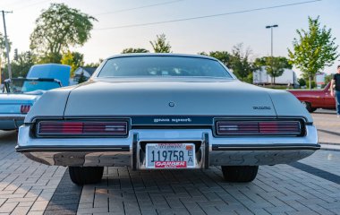 Park Ridge, Illinois, ABD - 22 Ağustos 2024: Buick Century 'nin klasik arabası. Buick Century açık havada. Retro araba otomobil fuarına park edilmiş, arka manzara. Buick Century 1973 arabası..