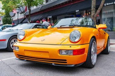 Chicago, Illinois - 29 Eylül 2024: Porsche 911 Carrera Coupe yolda. Porsche 911 Carrera Roadster sarı renk. Porsche 911 Chicago 'daki Carrera Speedster..