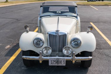 Chicago, Illinois, ABD - 08 Eylül, 1954 MG eski spor üstü açık spor araba, ön görüş. Retro spor araba. Üstü açık MG TF araba. Chicago 'da MG TF beyaz