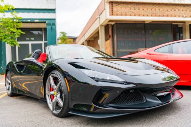 Chicago, Illinois - 29 Eylül 2024: Ferrari F8 Spider veya Tributo siyah rengi. Ferrari F8 Spider ya da Haraççı sokağa park etmiş. Köşeden bak. Lüks Ferrari F8 Örümcek ya da Chicago 'daki haraç