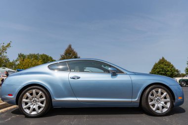 Chicago, Illinois, ABD - 08 Eylül 2024: 2007 Bentley Continental GTC aracı, yan görüş. Mavi araba. Lüks Bentley Continental GTC arabası. Chicago 'da Bentley Continental GTC