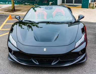 Chicago, Illinois - 29 Eylül 2024: Ferrari F8 Spider veya Tributo siyah rengi. Ferrari F8 Spider ya da Haraççı sokağa park etmiş. Ön manzara. Lüks Ferrari F8 Örümcek ya da Chicago 'daki haraç