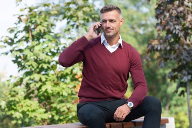 Olgun adam çağırıyor. Adam telefonda konuşuyor. Telefon var. Mobil bağlantı. Akıllı telefonlu bir iş adamı. İş iletişimi. Modern iletişim. Adam dışarıda telefonla konuşuyor. Önemli çağrıya cevap ver.