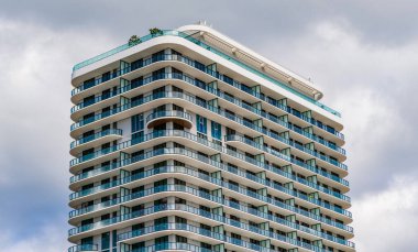 Dinlenme dairesi. Çok katlı bir bina mimarisi. Mimari dış görünüş ayrıntıları. Dışarıdaki apartman dairesi. Modern apartman binası. Otel mimarisi.