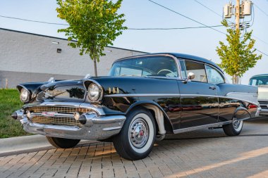 Park Ridge, Illinois, ABD - 22 Ağustos 2024 Chevrolet Bel Air 'in siyah arabası. 1957 Chevy Bel Air. Otomobil fuarında park edilmiş siyah araba, köşe manzaralı. Chevrolet Bel Air retro araba.