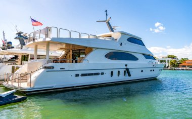 Tekne gezisi. Yaz tatilinde deniz tatili. Marinada lüks tekne motorlu yatı. Lüks bir yat. Tekne ve yat turizmi. Lüks bir hayat. Yaz tatili. Amerikan bayrağıyla özel bir bölgeye kenetlenmiş bir yat..