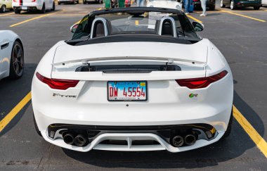 Chicago, Illinois, ABD - 08 Eylül 2024: Jaguar F-TYPE R75 AWD Üstü açılabilir araç, köşe görüş. Modern Jaguar F-TYPE R75 AWD üstü açılabilir araba beyazı. F-TYPE R75 AWD üstü açık araba. F-TİPE