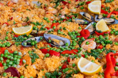 İspanya Dish 'i, deniz ürünleri paella geçmişi. Karidesli İspanyol paella, yemek tarifi. Pirinç yemeği. Pirinç pilavı. Paella deniz ürünleri. İspanyol mutfağı. Geleneksel pirinç deniz ürünleri paellası. İspanyol yemek tarzı..