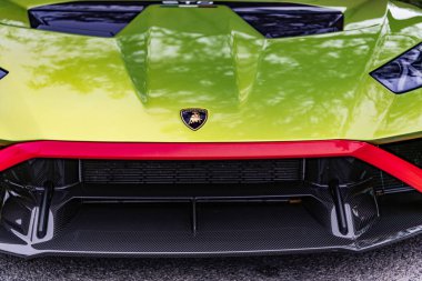Chicago, Illinois - 29 Eylül 2024: 2021 Lamborghini Huracan STO. Metalik yeşil 2021 Lamborghini Huracan STO sokağa park etmiş. Lamborghini İtalyan lüks arabasıdır..