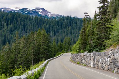 Seyahat güzergahı. North Cascades Ulusal Parkı 'na peyzaj rotası. Sahne doğası. Kuzey Şelaleleri Ulusal Parkı. Dağ manzaralı bir yol. Dağ ve yol manzarası. Seyahat güzergahı.