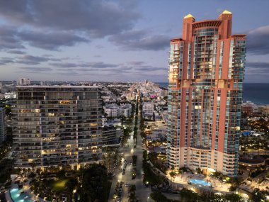 Gece şehri hava manzarası. Miami, Florida 'da lüks bir gökdelen. Akşam şehir silueti. Havadan şehir manzarası. Miami South plaj gece lambası. Geceleri gökdelen şehri hava manzarası. Konut oteli.