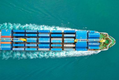 Konteyner gemisi. Nakliye lojistiği. Ticari nakliye. Kargo gemisi denizde. Yük konteynırı kargo gemisine yüklendi. Hava görüntülü kargo gemisi limana giriyor. Kargo işi. Küresel nakliye rotaları.
