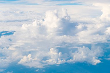 Beyaz bulutlu gökyüzü. Güzel beyaz bulutlu mavi gökyüzünde yumuşak güneş ışığı, doğa manzaralı yumuşak beyaz bulutlar pastel mavi gökyüzü arka planında.